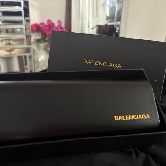 Sleek Black Sunglasses with Metallic Detail - Picture 3 of 3